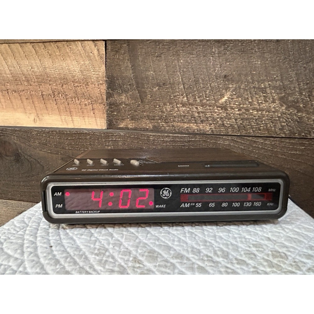 Vintage GE 7-4612B- AM/FM Digital Clock Radio Woodgrain 1980s Alarm Clock WORKS